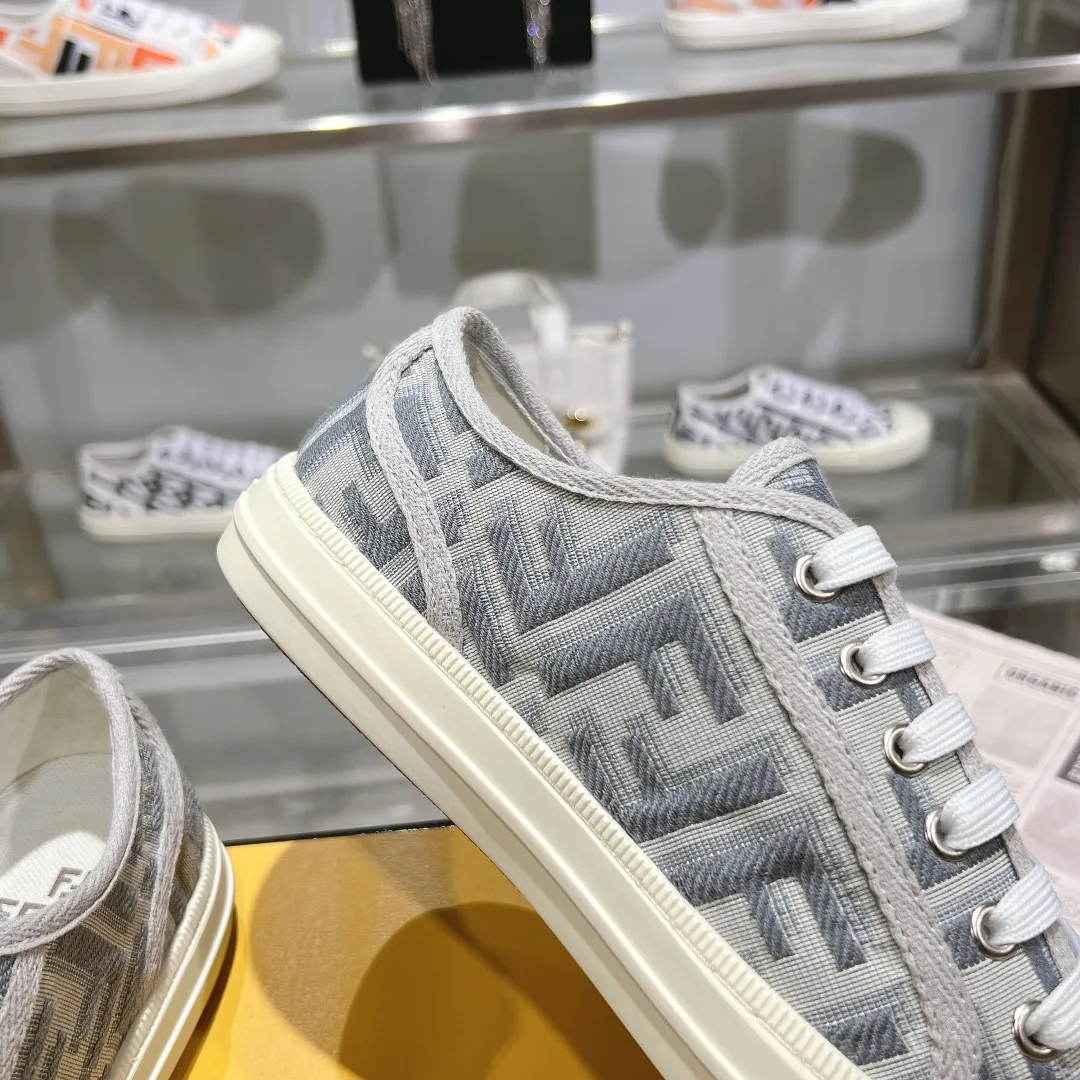 Couple style 💰460❤️Fendi Fendi's latest couple canvas shoes ❑ Fabric: Original customized imported jacquard canvas material ❑ Inner lining: Imported canvas material ❑ Sole: Original molded non-slip TPU outsole ❑ Bottom thickness: 2.5cm ❑ Size: Women's 35-40/Men's 39-45